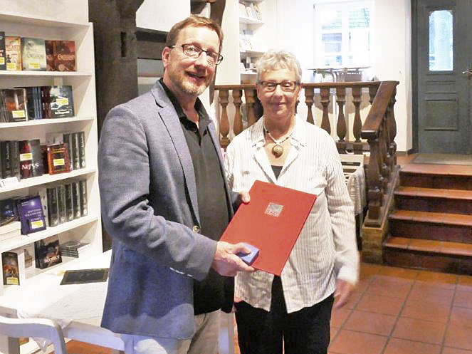 SPD-Ortsvereinsvorsitzender Steffen Burmeister gratulierte Heike Lund zu 40 Jahren Mitgliedschaft in der SPD