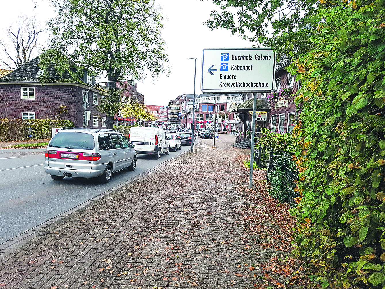 Bekanntes Bild in Buchholz: An der Kirchenstraße staut sich regelmäßig der Verkehr