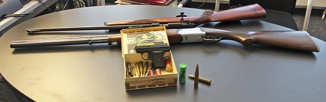 Fürs Foto aus dem sicheren Lager geholt: Waffen und Munition, die aktuell abgeben wurden