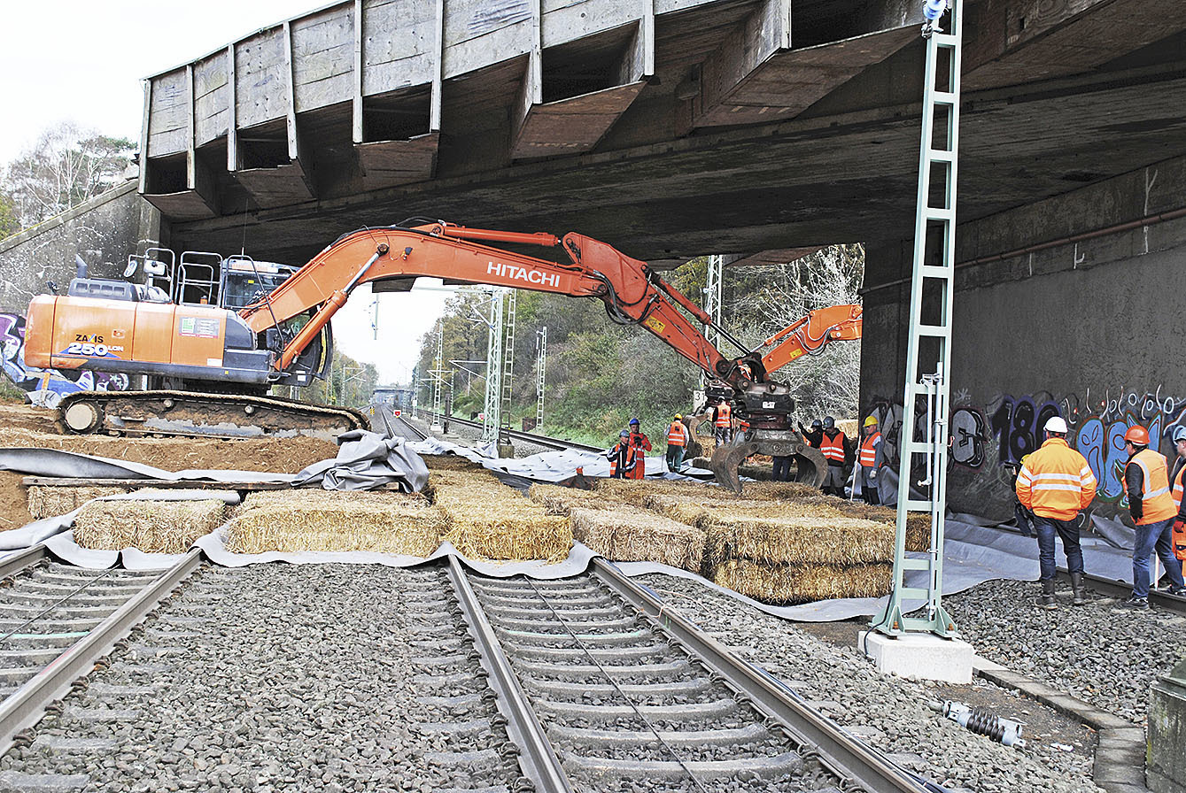 Um die Gleise zu schützen, wurden tonnenweise Holzbohlen, Folie, Strohballen und Sand ausgelegt Fotos: thl/os (2)
