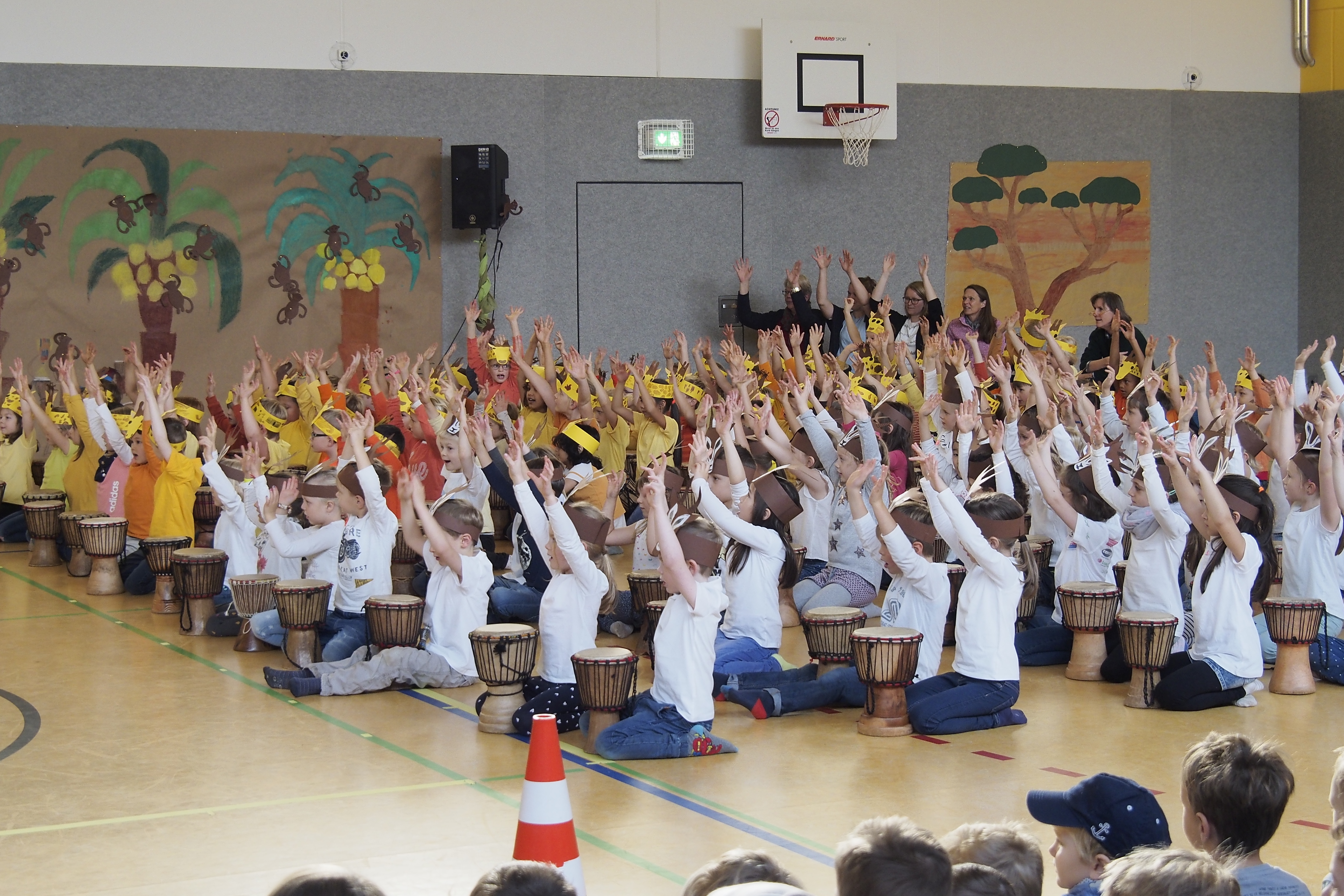 Begeistert trommeln die Kinder mit