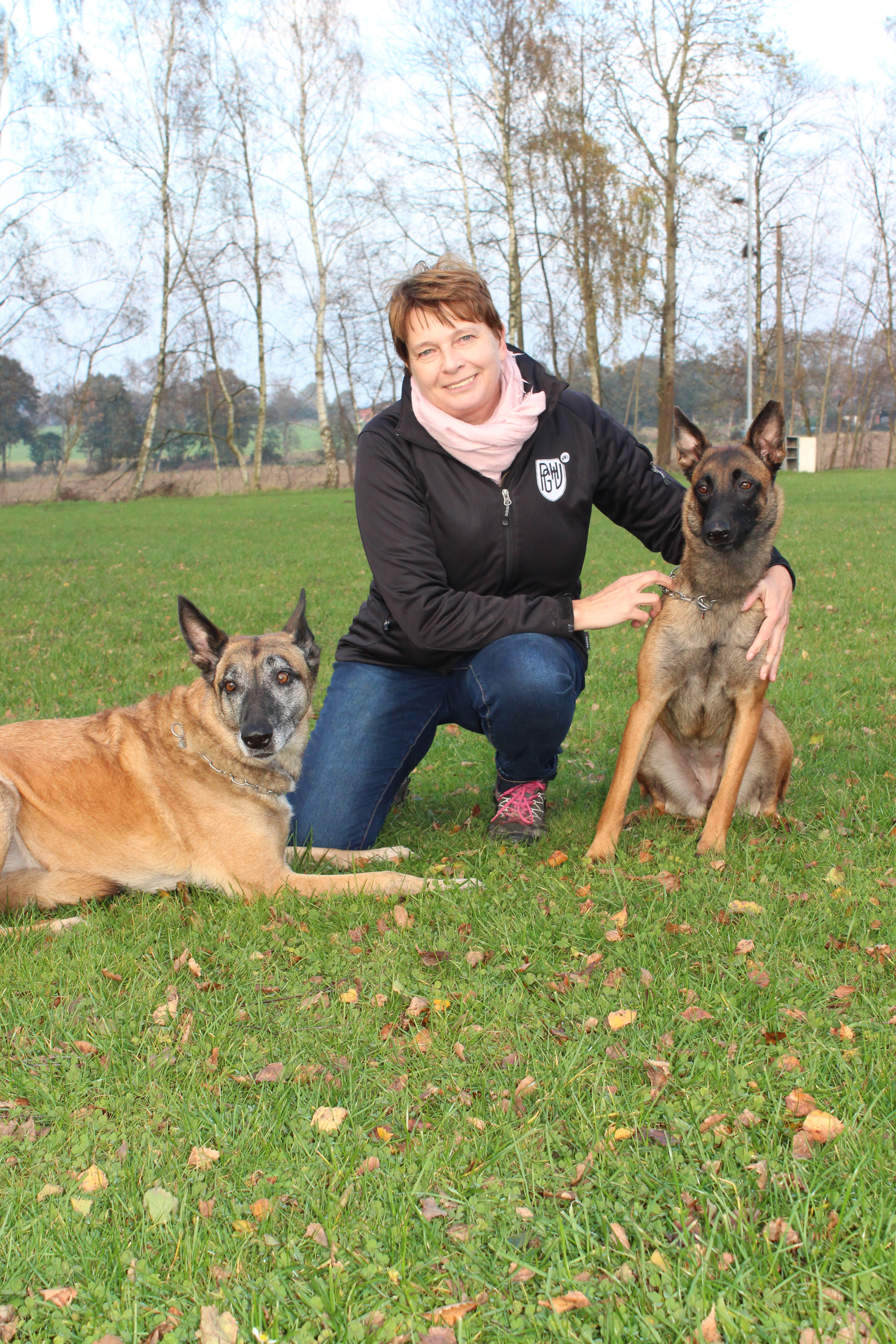 Ein super Team: Gundula Meyer, die Erste Vorsitzende des Hundevereins, mit ihren beiden Malinois (Belgische Schäferhunde)
