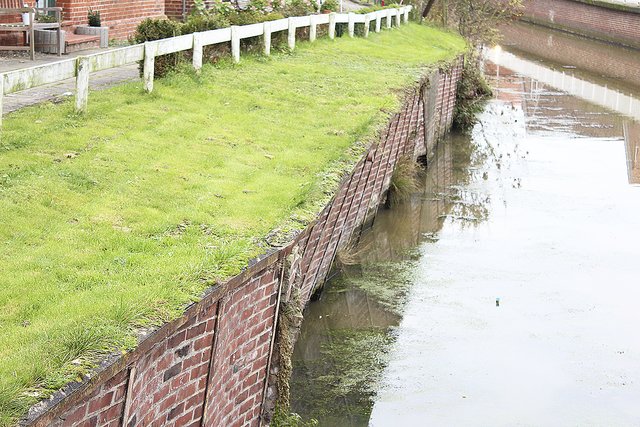 Die Mauer ist komplett marode