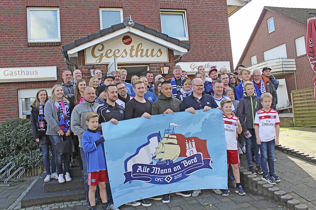 André Hahn und Bobby Wood (Mitte) beim Gruppenfoto mit ihren Fans Foto: Werner Marquardt