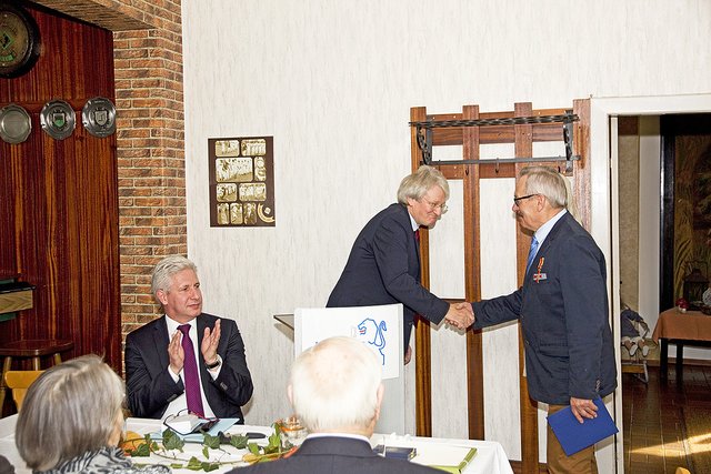Gratulation zur Auszeichnung (v. li.): Landrat Rainer Rempe, Bürgermeister Uwe Harden und Bundesverdienstkreuz-Träger Günter Kuhl