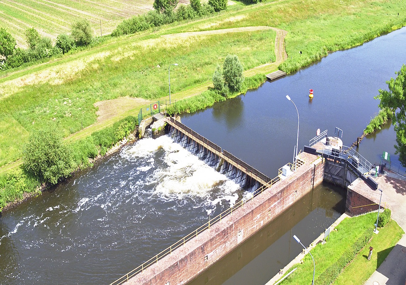 Das Nadelwehr in Fahrenholz in der Elbmarsch: Sperrwerke wie diese gibt es nur noch vier in Deutschland