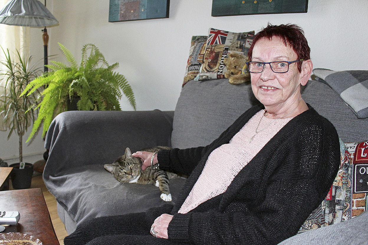 Glücklich, bald umziehen zu können: Irene Pagels und Kater "Max"