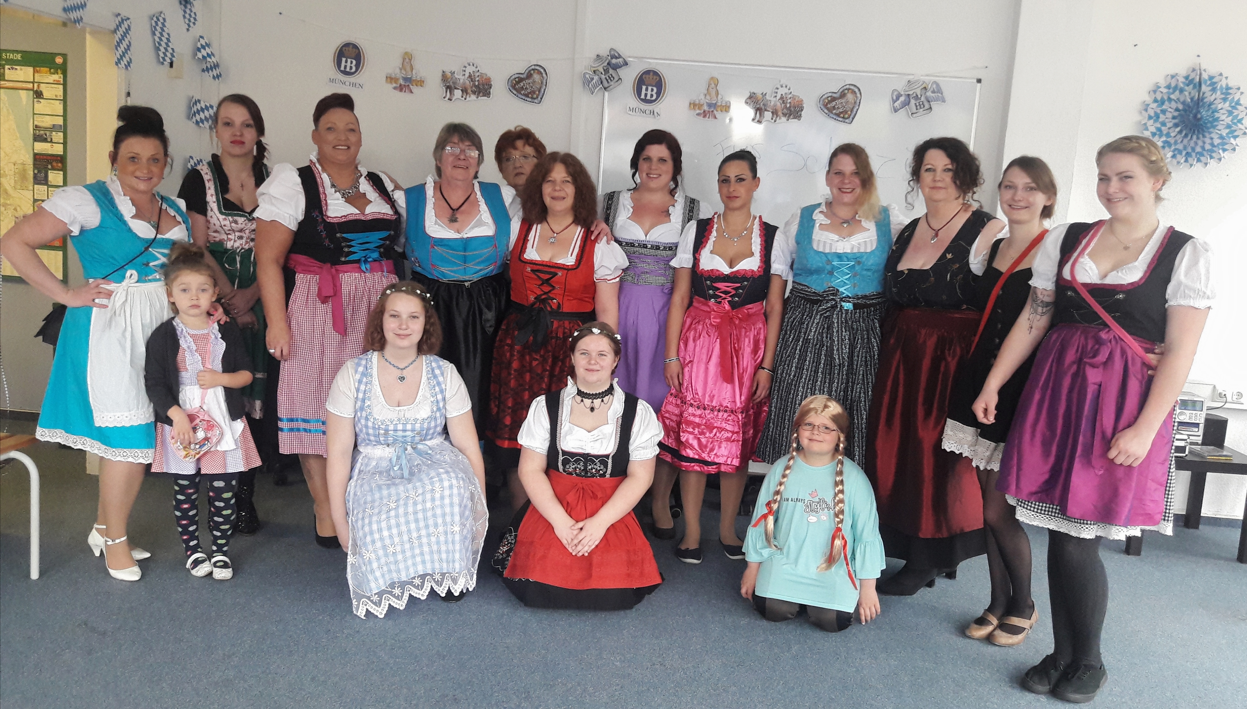 Die Teilnehmerinnen des Betreuungskurses und ihre Helfer freuten sich über den Erfolg ihres Oktoberfestes