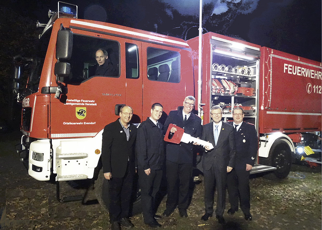 Freuen sich über das neue Fahrzeug: Günter Rühe (in der Fahrerkabine) mit den Feuerschutz-Ausschussmitglied Günter von Weeren (v. li.), Julian Reinsberg (Polizeidirektion Lüneburg, Ortsbrandmeister Thorsten Meyer, Samtgemeinde-Bürgermeister Olaf Muus und Samtgemeinde-Brandmeister Arne Behrens