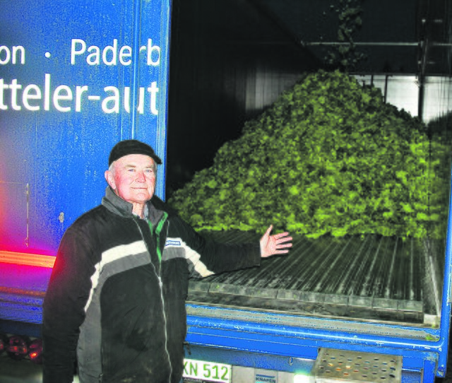 "Hiermit wird die Grünkohl-Fracht transportiert": Landwirt Heinrich König vor dem Lkw