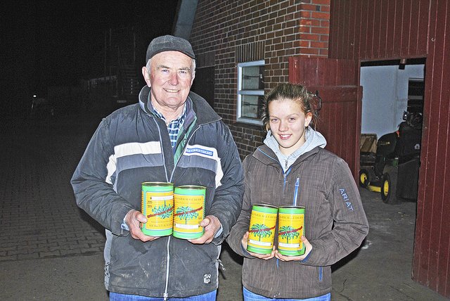 Zeigen stolz die Konserven mit "ihrem" Grünkohl: Landwirt Heinrich König und Enkelin Theresa