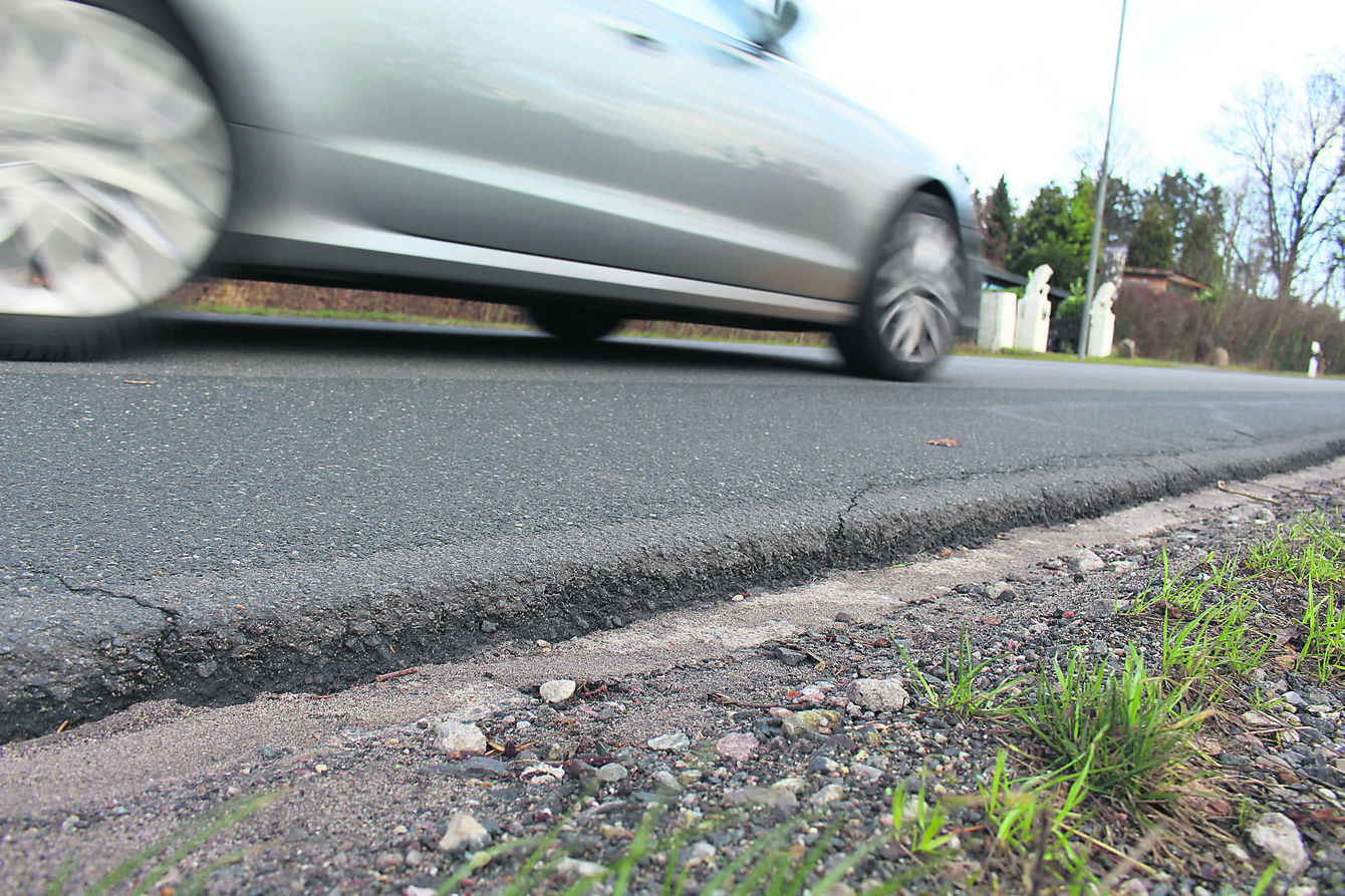 Die Reindorfer Straße auf Jesteburger Seite: Zwischen der Straße und dem Rand klafft eine große Lücke. Für Autofahrer besteht akute Gefahr