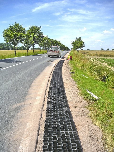 In die verlegten Bodengitter... | Foto: www.securatek.de