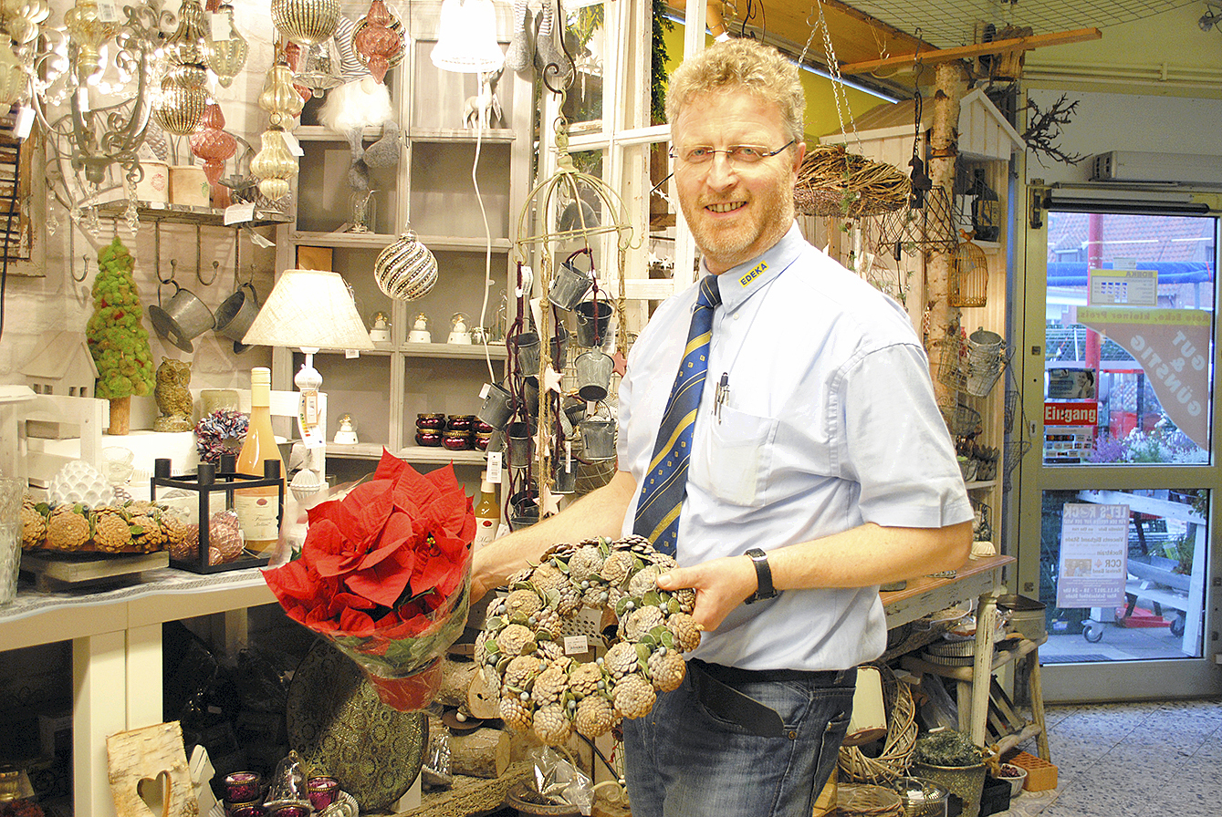 Jens Foltmer in der kleinen Abteilung für Geschenkartikel und Blumen Fotos: sb