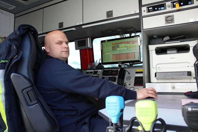 Überwachte den Einsatz im Einsatzleitwagen: Feuerwehrmann Jan Durhack