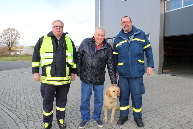Der Chef der Strandkorbmanufaktur, Kay Gosebeck (Mitte), stellte seine Halle gerne für die Übung zur Verfügung. Hans-Jürgen Neumann (li.) und Michael Marx koordinierten die Übung