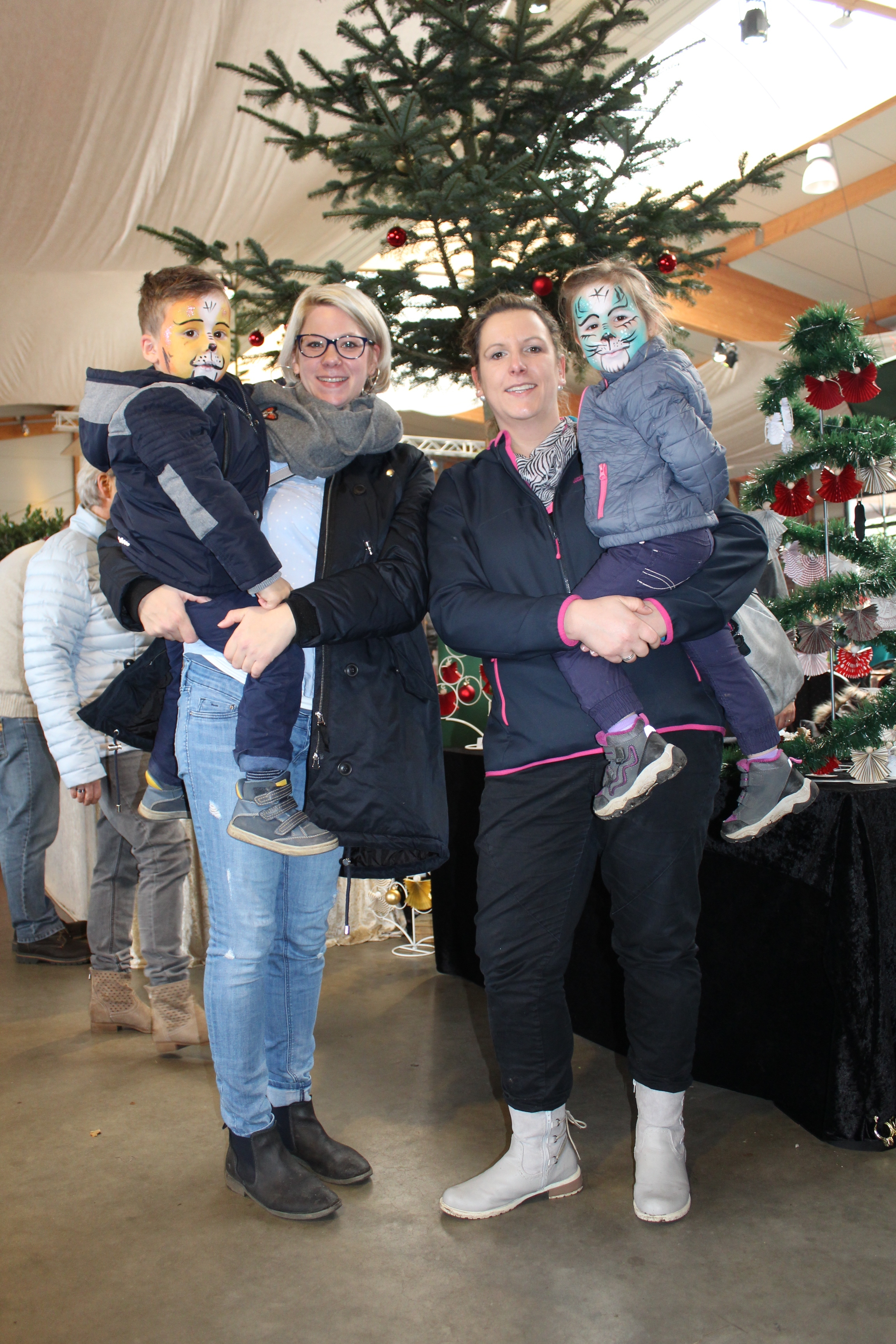 Die kleinen Tiger Leo und Hannah hatten mit ihren Müttern Jennifer Mohr (li.) und Tina Köhler viel Spaß auf dem Klauenburger Wintermarkt