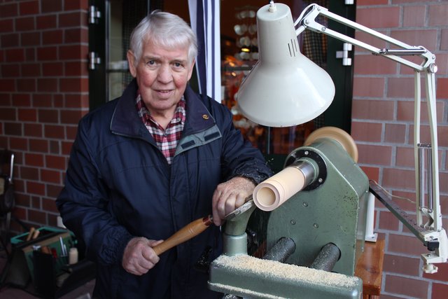 Das ist Handwerk: Am Stand von Dieter Meyer (81) kann man nicht nur gedrechselte Adventsdeko aus Holz erwerben, sondern dem Goslaer auch noch bei der Arbeit über die Schulter schauen