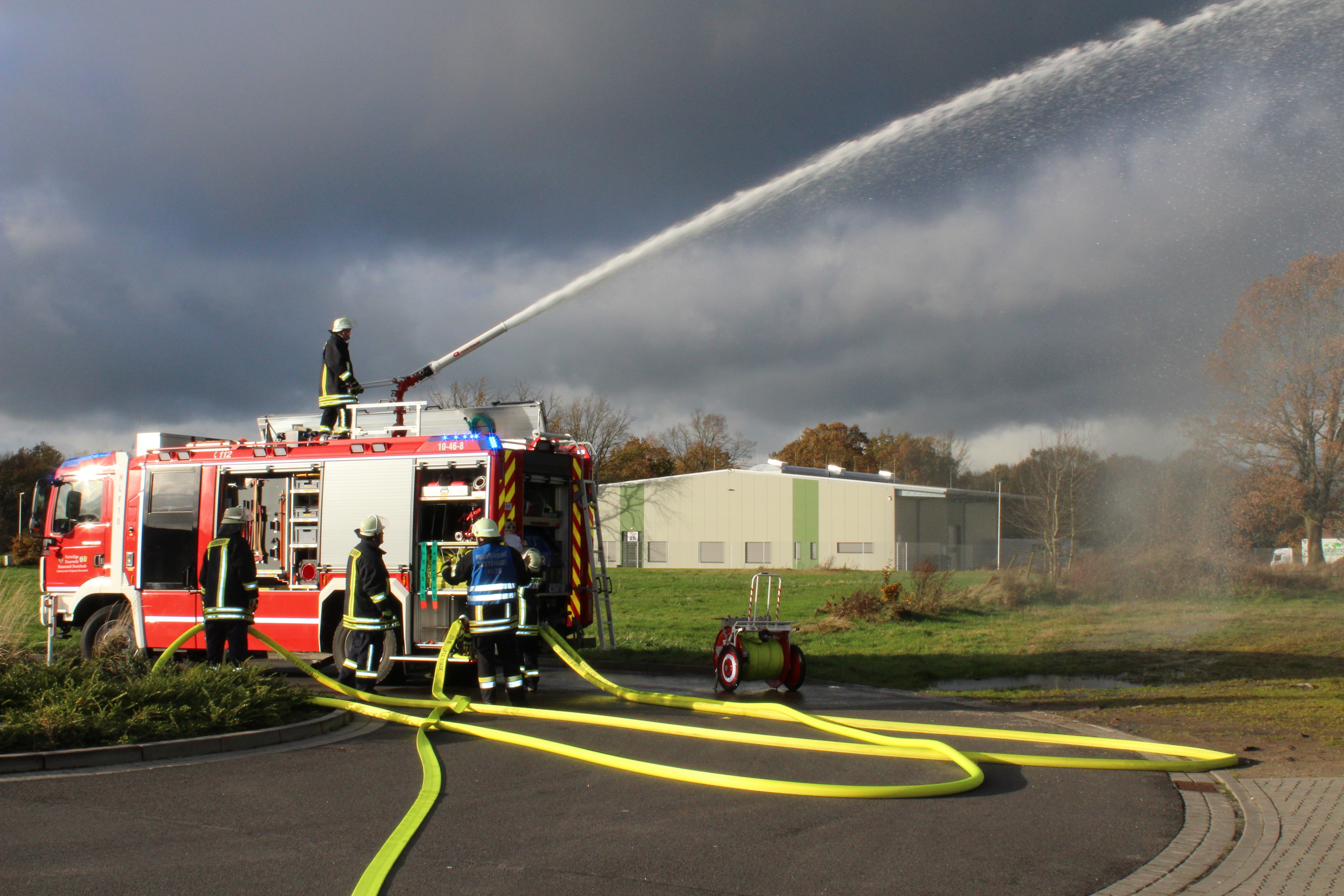 Bei der Übung testete die Feuerwehr Ovelgönne/Ketzendorf den neuen Wasserwerfer. Er hat eine Reichweite von 70 Metern