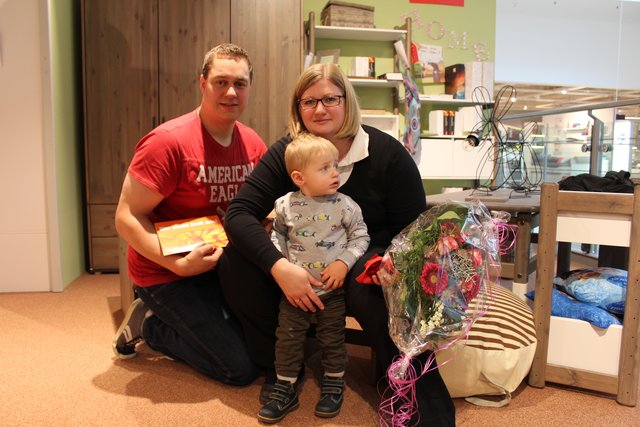 Florian (li.), Claudia und Ben Pfeiffer freuen sich über eine neue Kinderzimmereinrichtung