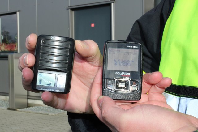 Das THW benutzt inzwischen digitale Alarmierungstechnik (re.), die Feuerwehr noch analoge Geräte
