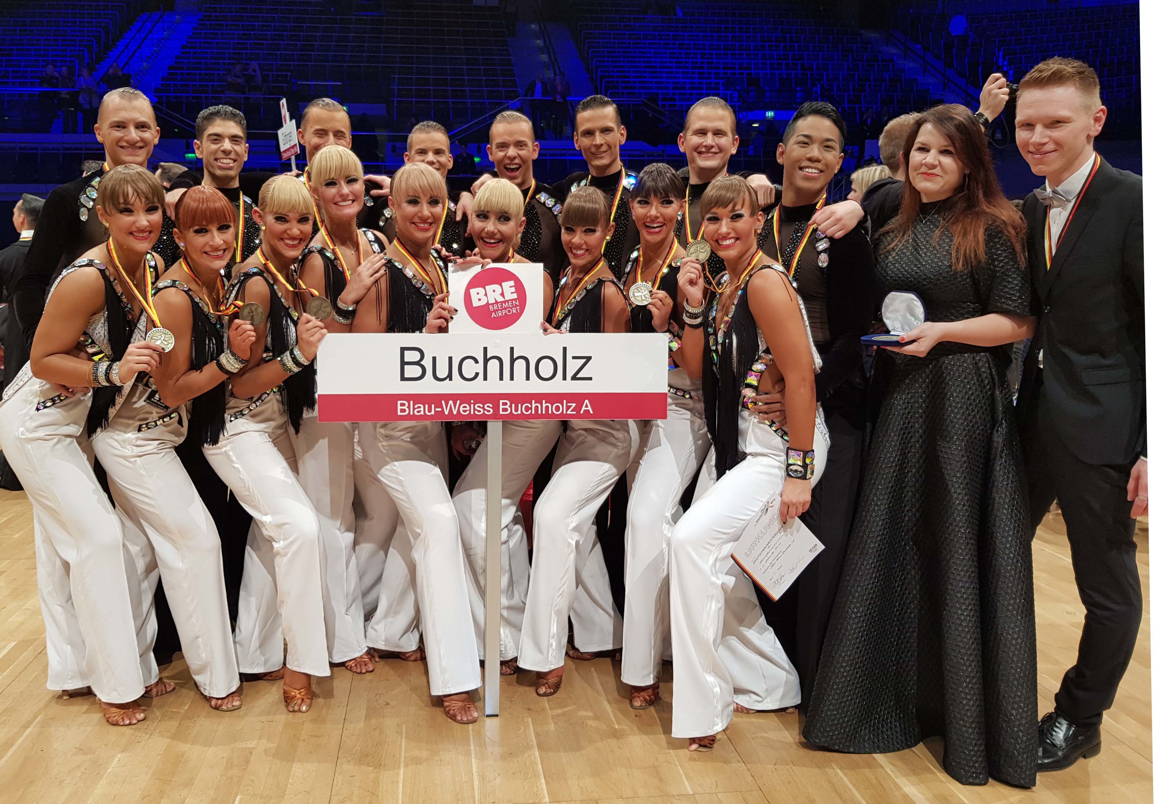 Das erfolgreiche A-Team von Blau-Weiss Buchholz mit ihren glitzernden Bronzemedaillen in der ÖVB-Arena in Bremen