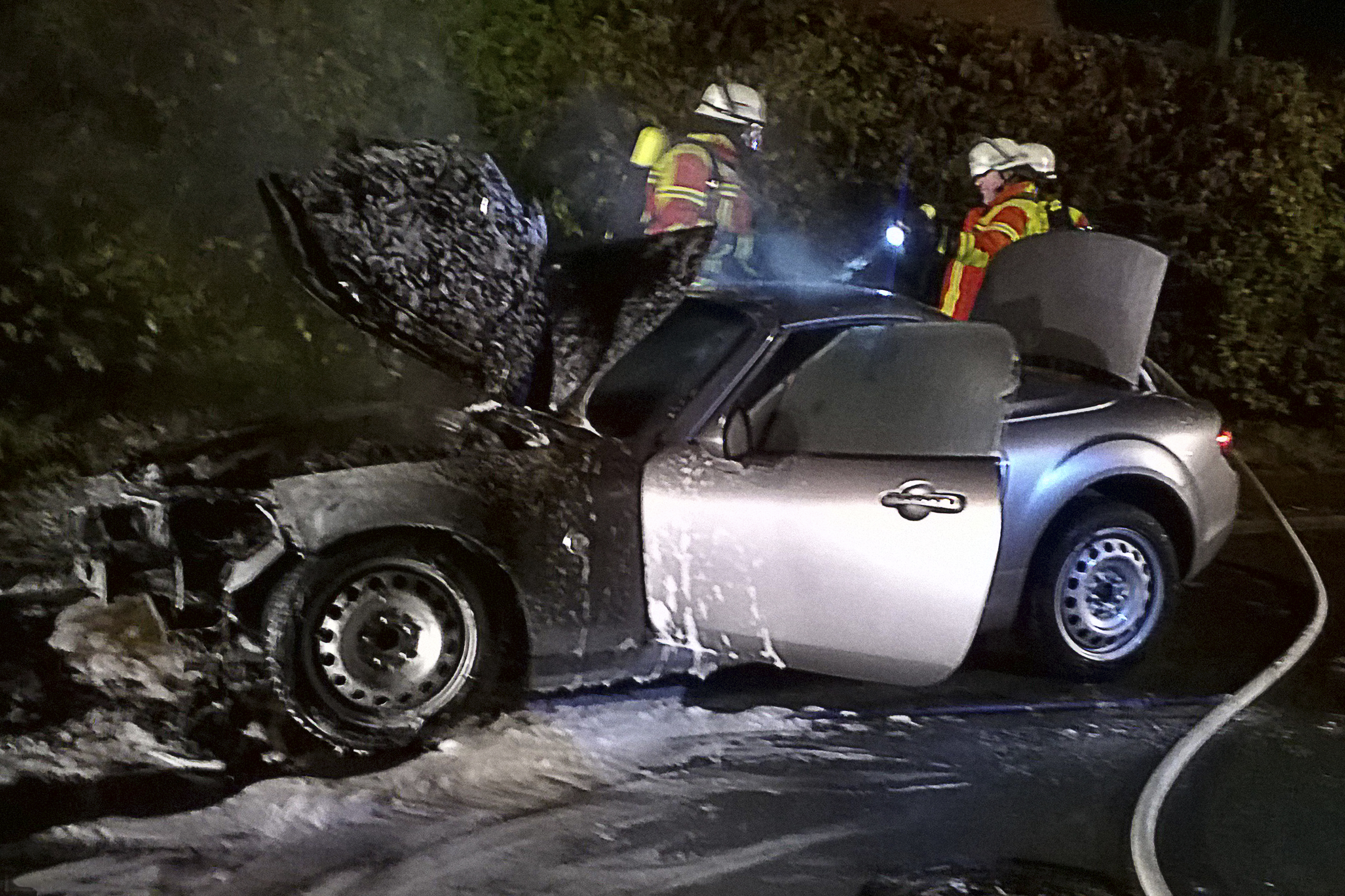 Der Mazda brannte nahezu vollständig aus