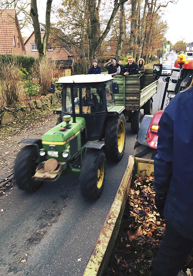 Die Landjugend sammelt weiterhin das Laub in Heidenau ein