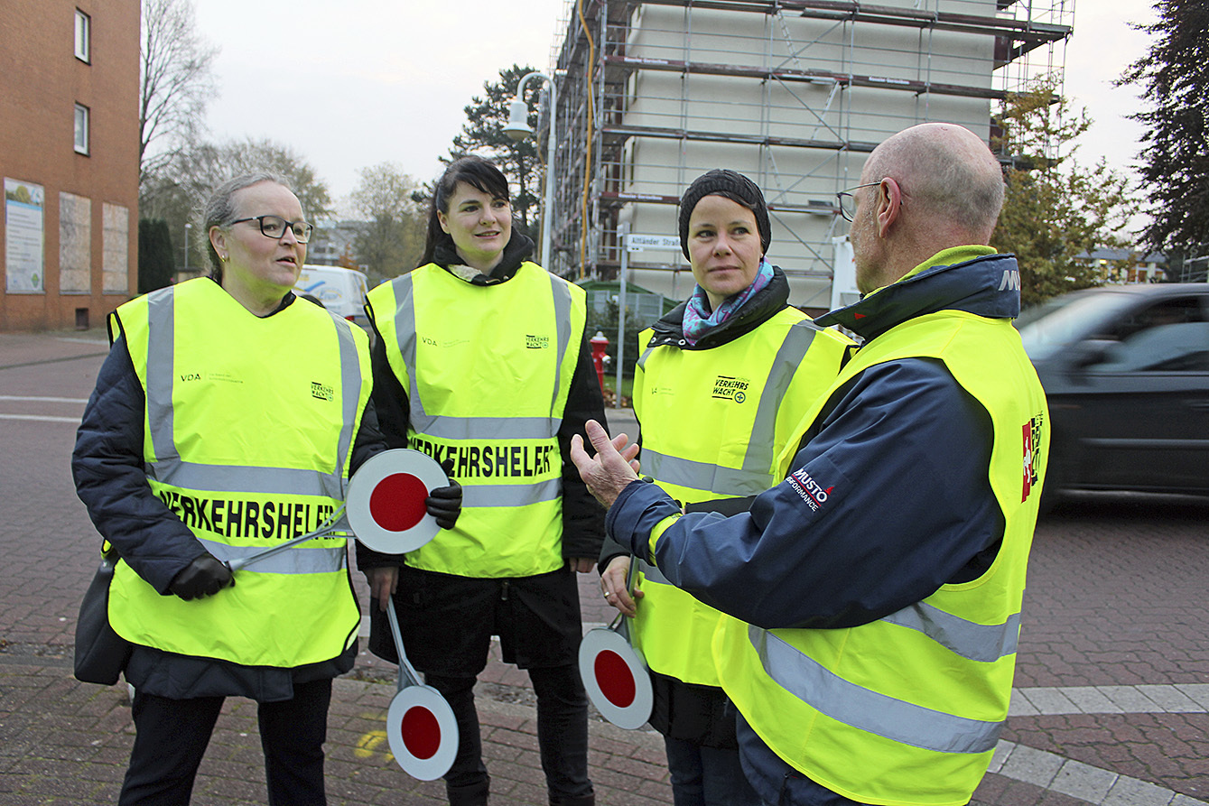 Siegfried Häußler gibt den Verkehrshelfern (v. li.) Karina Schneider, Evelyn Sieber und Jutta Fehrs wichtige Tipps