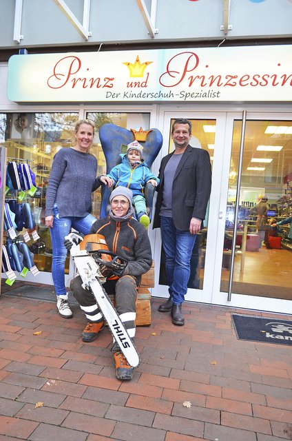 Mats (4) sitzt auf dem Thron. Geschäftsinhaber Andre Heurich mit seiner Frau Anke freuen sich mit der Schnitzerin Sylvia Itzen (vorne)