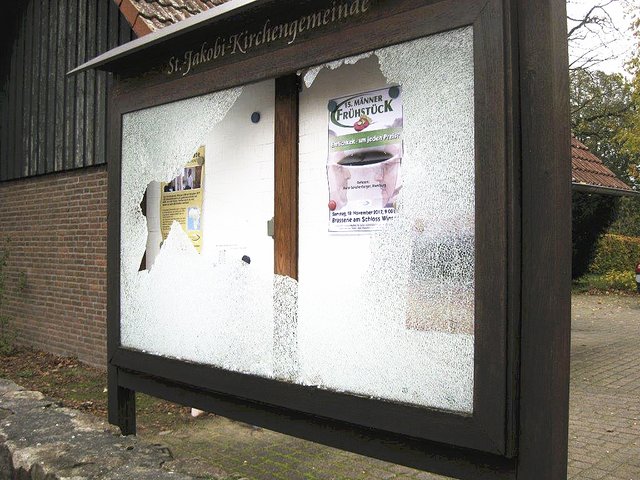 Auch der Informationskasten der Kirchengemeinde wurde zerstört