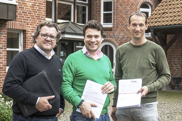 Architekt Jörg Kröger (v. li.) und Alexander Tietz übergaben die Bauanträge an Horst-Elert Stödter von der Samtgemeinde Hanstedt