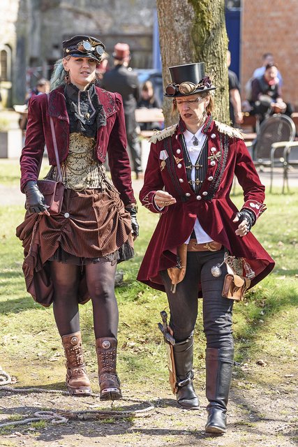 Fantasievolle Kostüme mir Anklängen an das viktorianische Zeitalter gehören beim Steampunk dazu