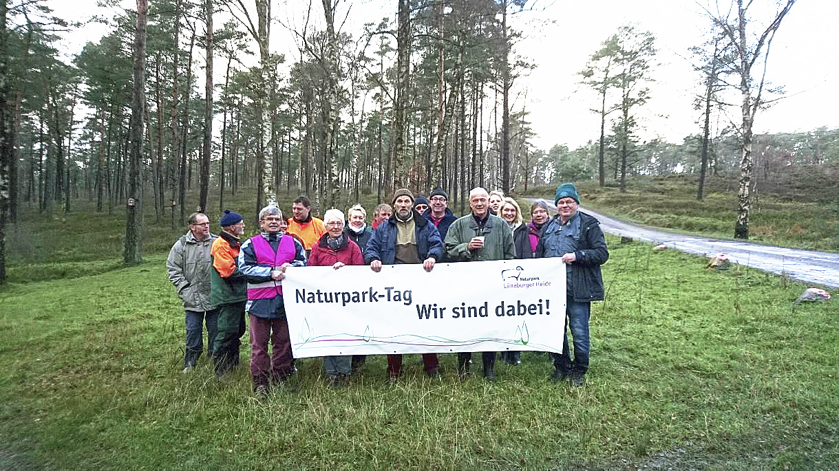 Die Wanderfreunde Nordheide packten im Zuge des Naturpark-Tags auf dem Brunsberg ordentlich an