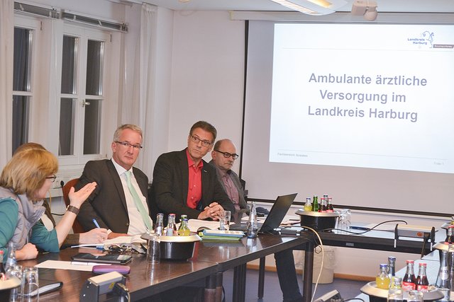 Jörn Jepsen (2. v. re.) und Reiner Kaminski (links daneben) beantworteten Fragen der Ausschussmitglieder