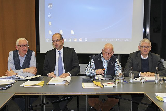 Erklärten, dass es keinen Verzicht auf die Gebührenbescheide geben wird (v.li.): Joachim Hübsch (Stadtverwaltung), Fachanwalt Dr. J. Christan von Waldthausen, Ausschussvorsitzender Robert Kamprad (CDU) und Erster Stadtrat Michael Nyveld