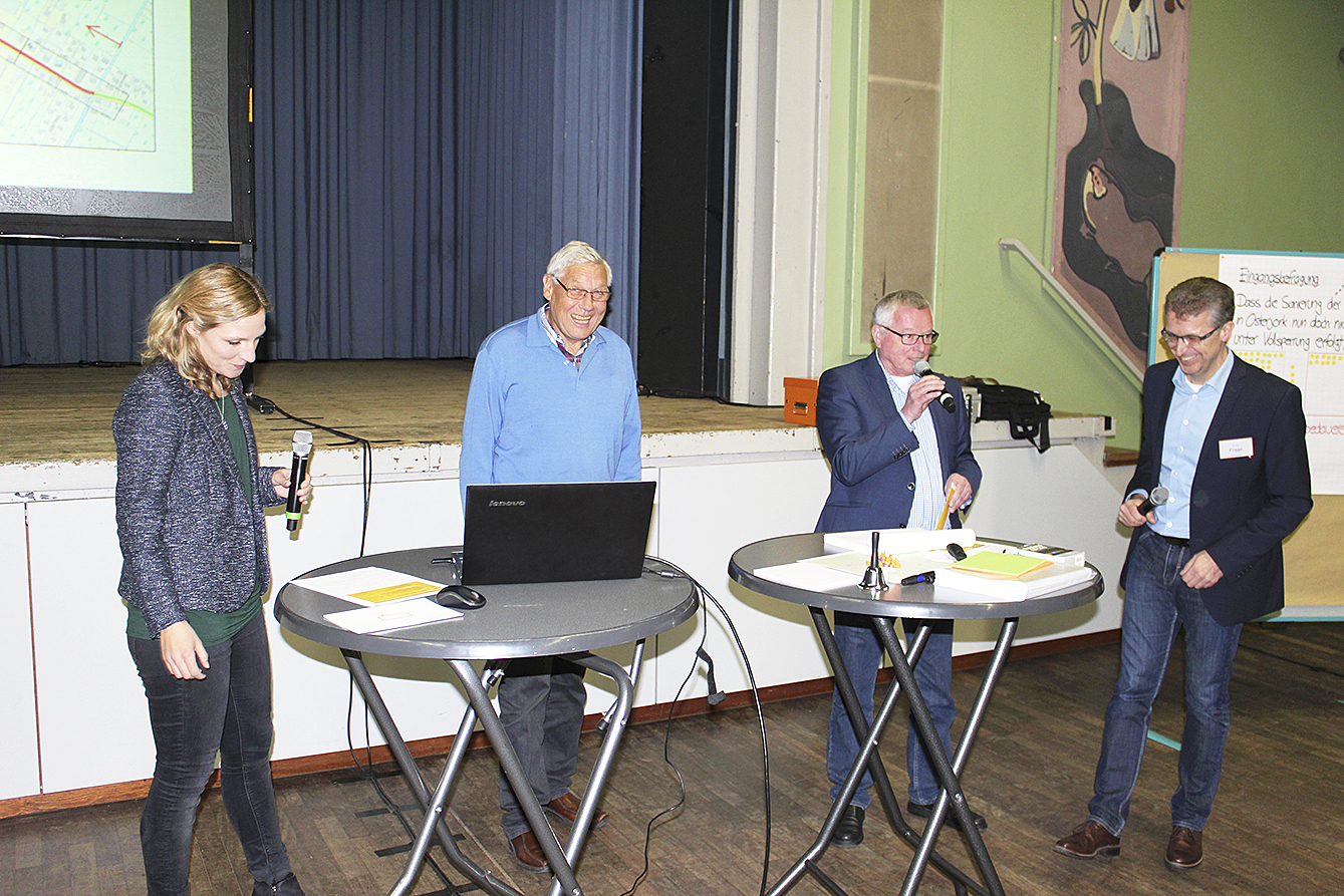 Gute Stimmung in der Festhalle: Gerd Lefers (li.) von der
Bürgerinitiative und Bürgermeister Gerd Hubert (Mitte). Moderiert wurde die Veranstaltung von Frank Fligge von
„IKU - die Dialoggestalter“