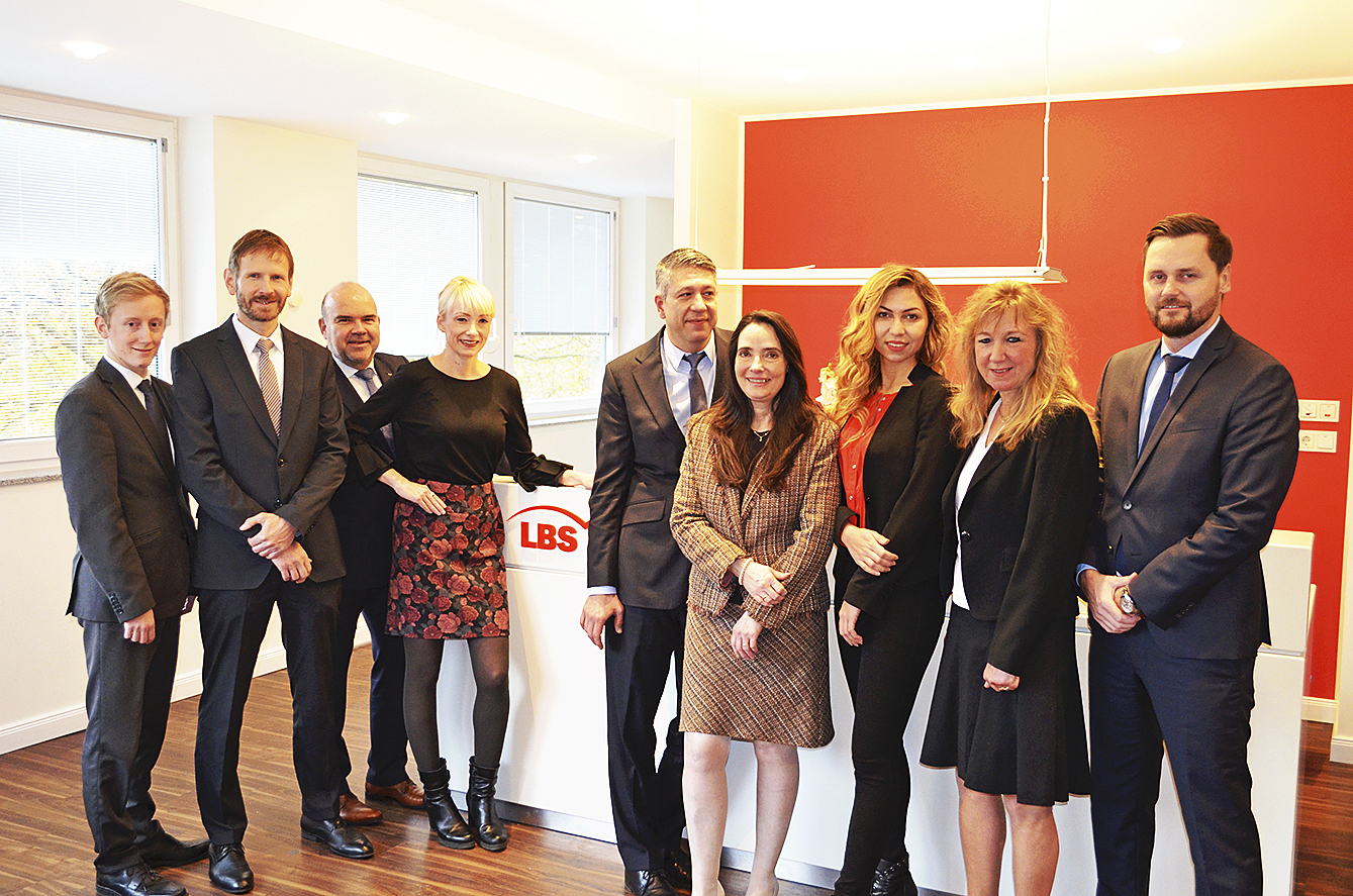 Freuen sich über den neuen Standort (v.li.): Helge Schünemann (Bezirksleiter), Oliver Nowak (Senior-Bezirksleiter), Torsten Glandien (Regionalleiter), Silvia Ruiter (Bezirksberaterin), Konstantinos Stylianos (Bezirksleiter) Astrid Hens (Vertriebsassistentin), Elena Spengler und Brigitte Rick (beide Immobilienberaterinnen) und Carsten Döscher (Regionaldirektor)