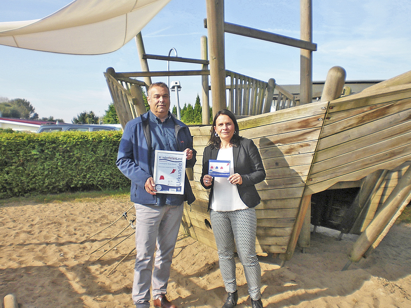 Bei der Verleihung der Auszeichnung: Campingplatz-Betreiber Norbert Kloodt und Manja Gückel von der Flusslandschaft Elbe GmbH