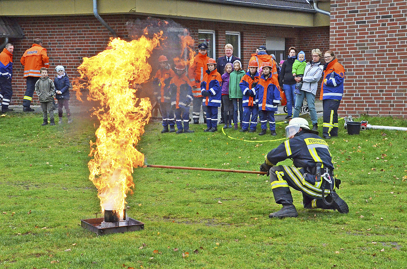 Lockte viele Besucher an: die Vorführung der Löschung eines Fettbrandes