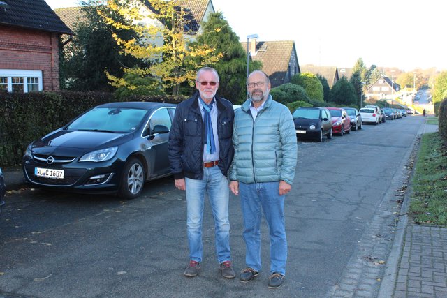 Eckehard Schoer (re.) und Harald Hagel wünschen sich, dass in der Bahnhofstraße vernünftig geparkt wird