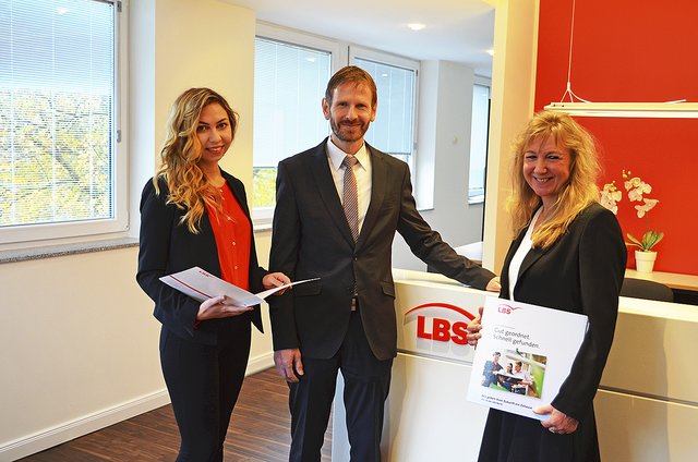 Immobilienberaterin Elena Spengler, Senior-Bezirksleiter Oliver Nowak und Immobilienberaterin Brigitte Rick