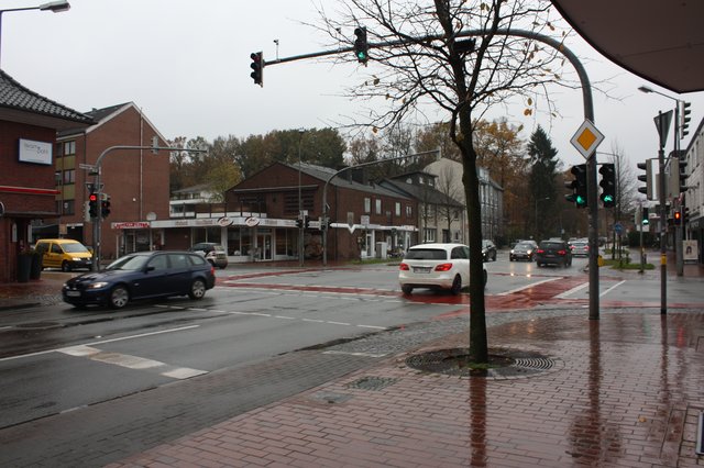 Hier staut sich der Verkehr täglich mehrfach: die Kreuzung Hamburger Straße/Bendestorfer Straße/Schützenstraße in Buchholz