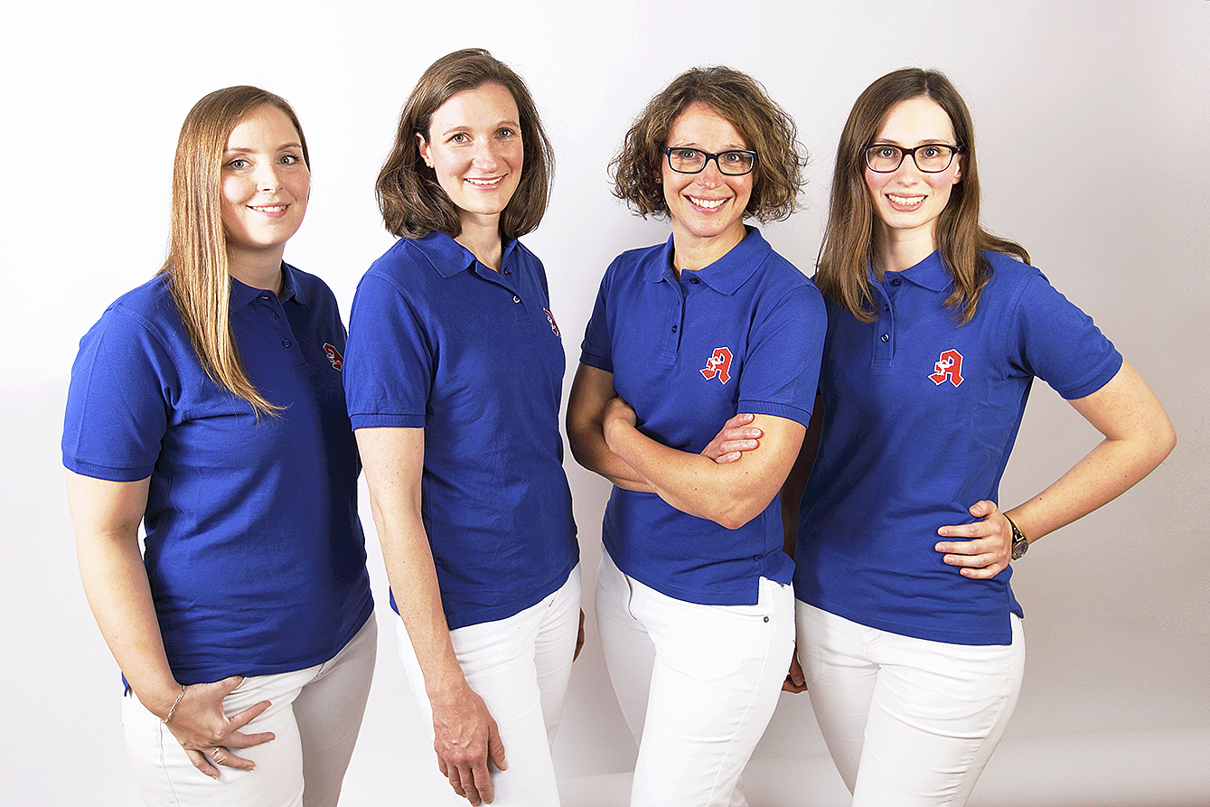 Freut sich über das hohe Vertrauen der Kunden: Dörte Sulzer, Fachapothekerin für Allgemeinpharmazie (2.v.re.), und ihr Team mit Sandra Brümmer (li.), Berentje Siebert (re.) und Christina Höfer setzen sich für jeden Kunden engagiert ein Foto: Schinner