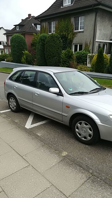 Teilweise stehen die Autos direkt auf den „Zickzack-Linien“ und darüber hinaus