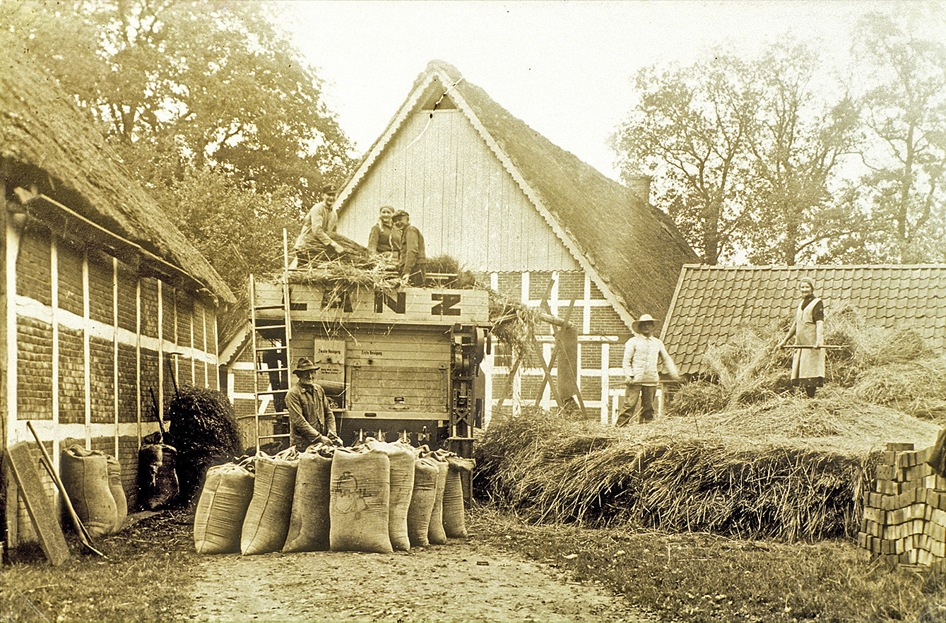 Dreschen vor mehr als 100 Jahren in Ahlerstedt Foto: privat