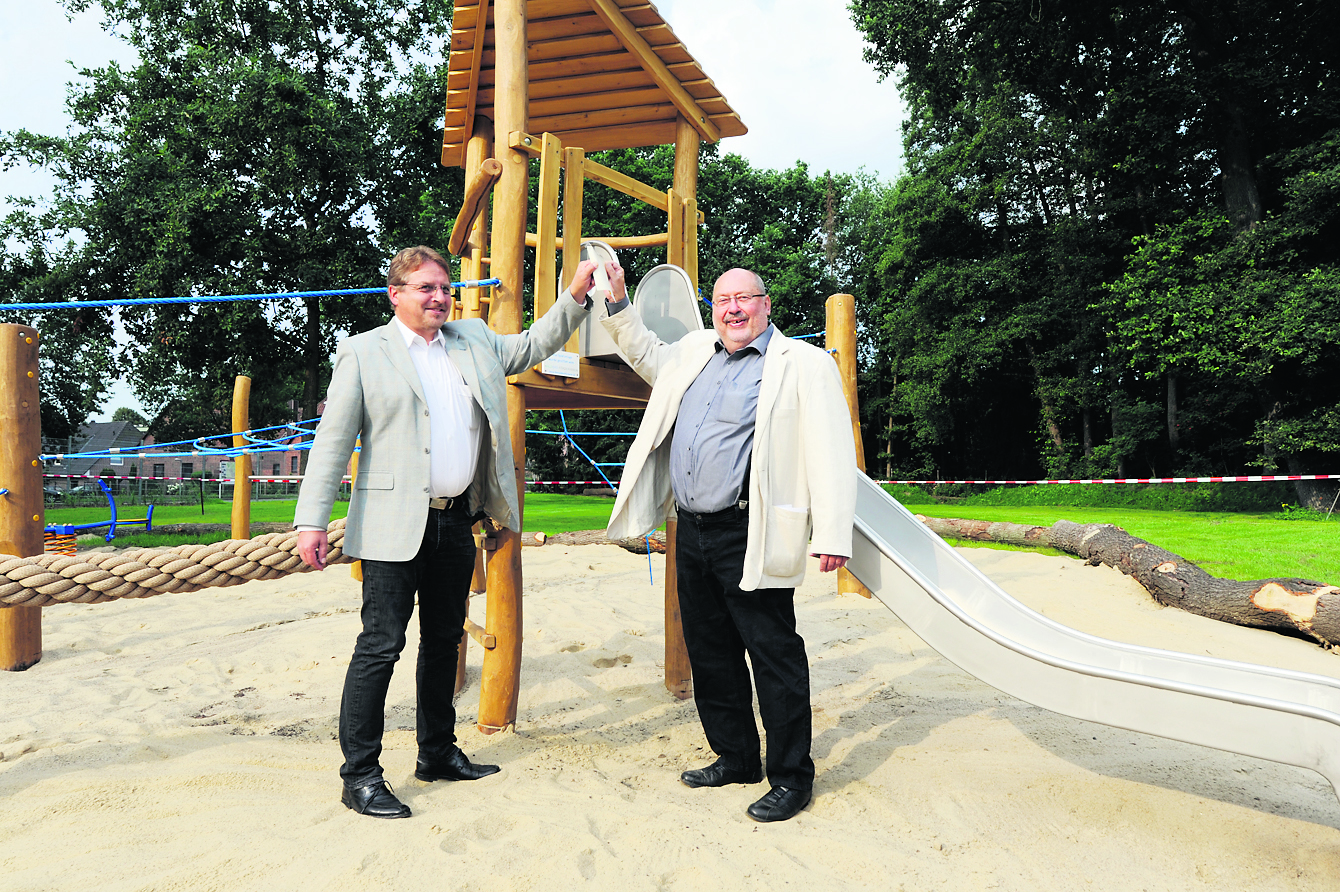 Eines der erfolgreichen Projekte der "Waldbadförderer": die Einweihung des Spielplatzes auf dem Waldbad-Gelände mit Thomas Knoche (re.) vom Vereinsvorstand und Samtgemeinde-Bürgermeister Wolfgang Krause