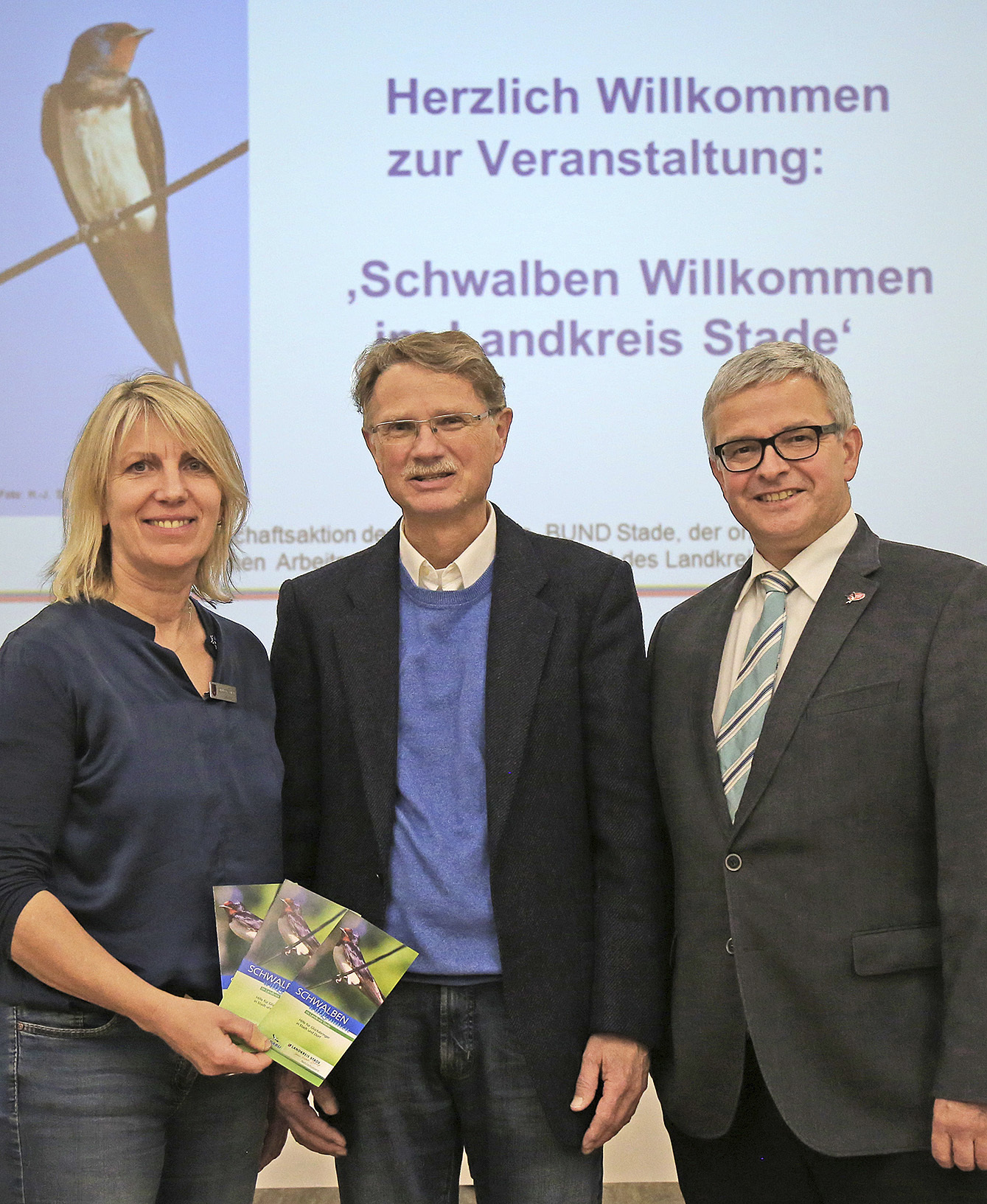 Janette Hagedoorn-Schüch (Naturschutzamt Landkreis Stade), Professor Franz Bairlein (Institut für Vogelforschung, Wilhelmshaven, li.) und Landrat Michael Roesberg