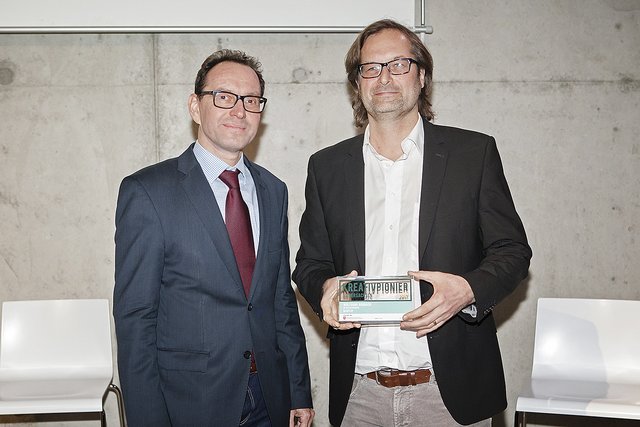 Wolfgang Roßbach (re.) erhielt den Preis "Kreativpioniere Niedersachsen" von Ralf Borchers vom Wirtschaftsministerium