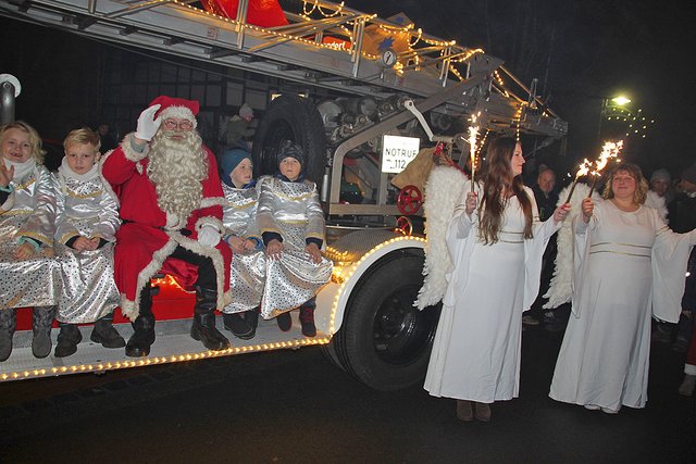 Einzug des Weihnachtsmannes in Begleitung einer Engelsschar